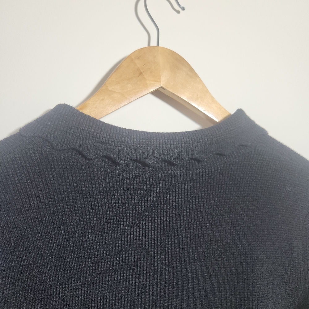 Tahari Black Cropped Textured Knit Cardigan Scalloped Collar Gold Buttons XS - Picture 7 of 7